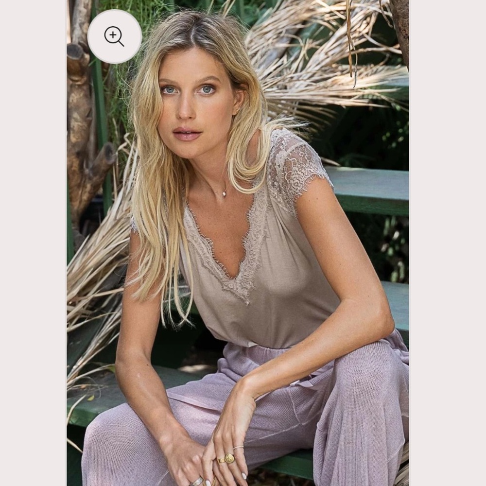 Vici Taupe Lace-Trimmed Sleeveless Top bin F